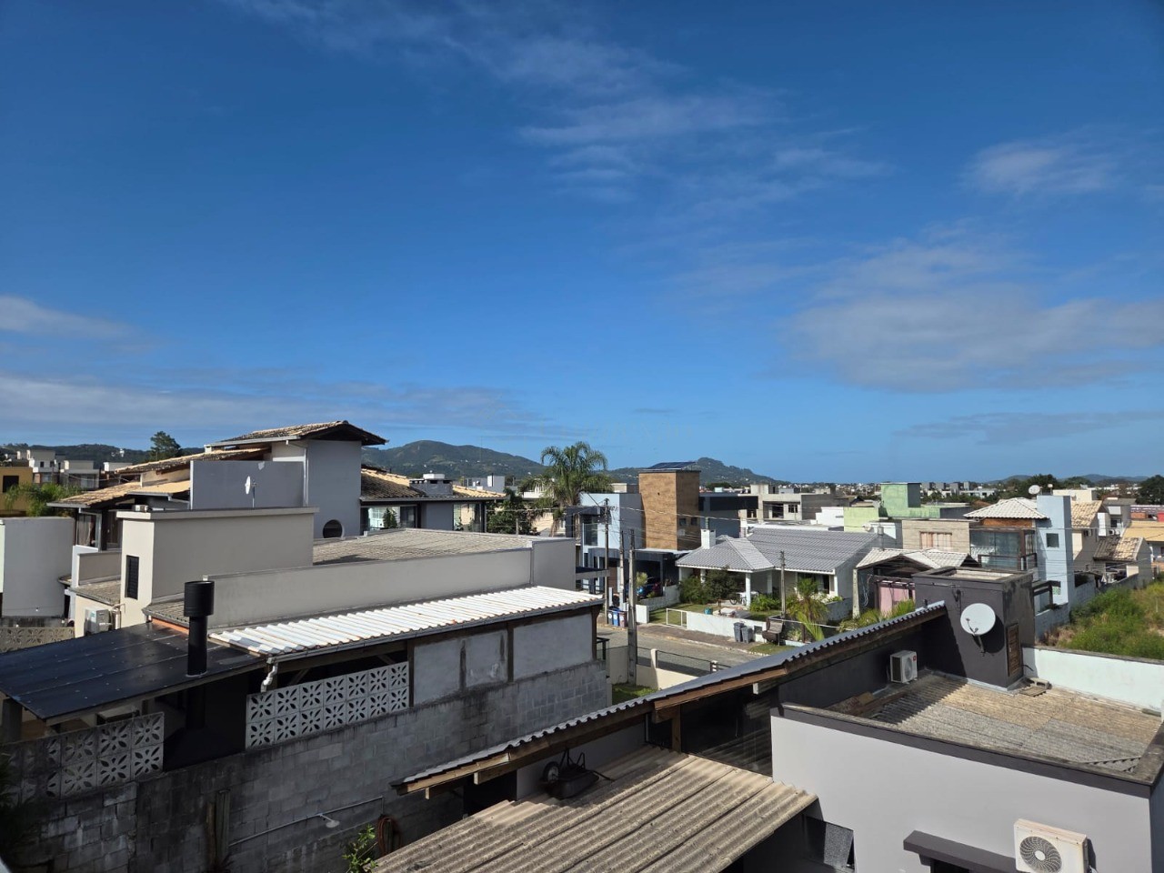 Casa à venda em Garopaba-SC, bairro Quinta dos Açores: 3 quartos, 1 suíte, 1 sala, 3 banheiros, garagem e 106,52 m².