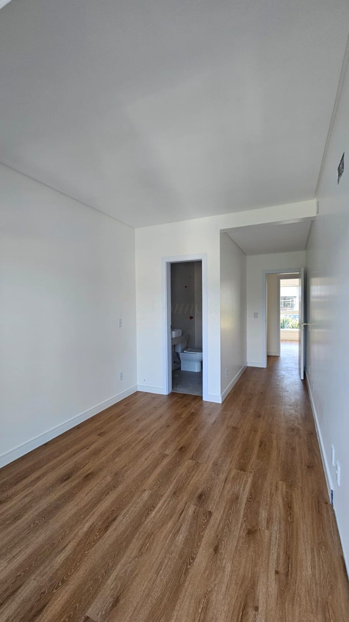 Casa de luxo à venda em Garopaba-SC, no Centro: 3 suítes, 2 salas, 3.5 banheiros, 2 vagas de garagem, 163m².