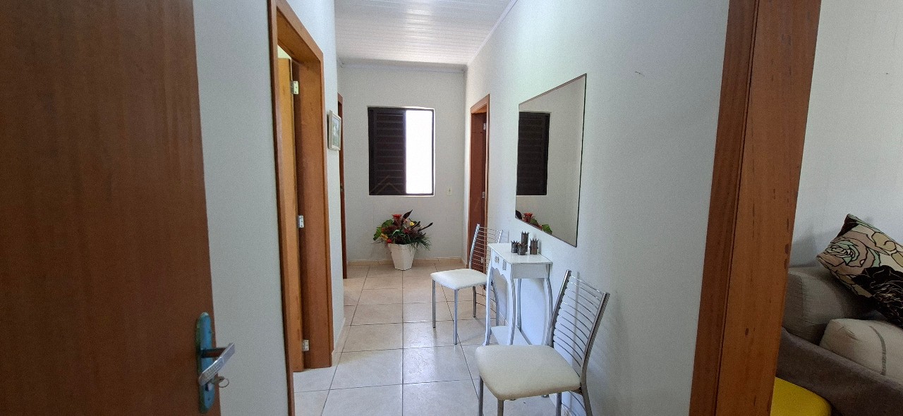 Imperdível casa à venda no Centro de Garopaba-SC com 5 quartos, 1 sala, 2 banheiros, 2 vagas de garagem!