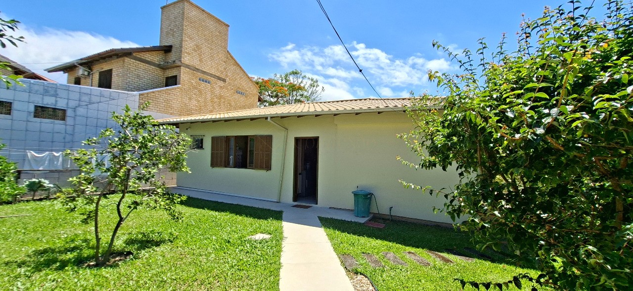 Imperdível casa à venda no Centro de Garopaba-SC com 5 quartos, 1 sala, 2 banheiros, 2 vagas de garagem!