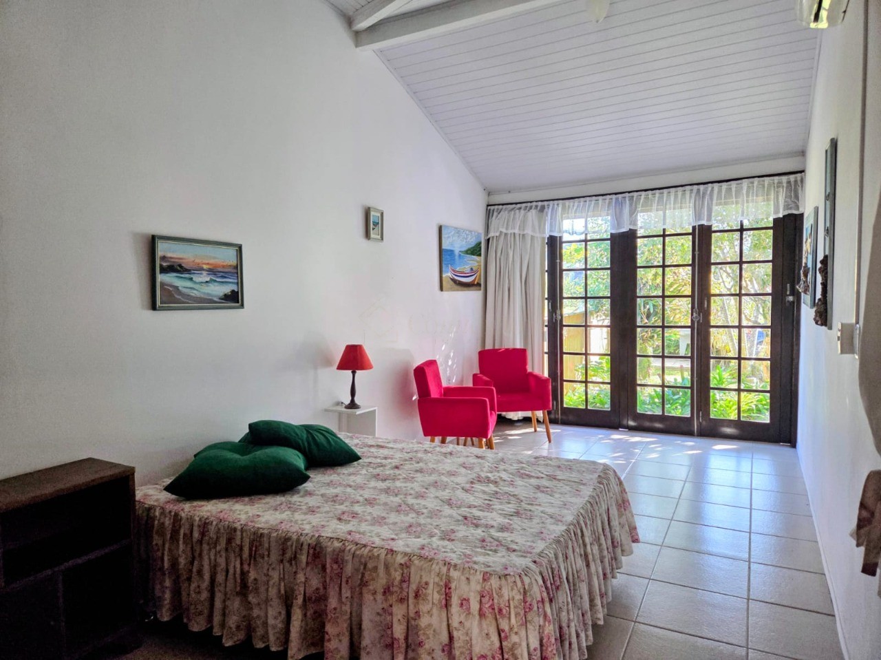 Imperdível! Casa à venda em Garopaba-SC, Centro: 4 quartos, 1 suíte, 2 salas, 3 banheiros, 2 vagas de garagem, 110m².