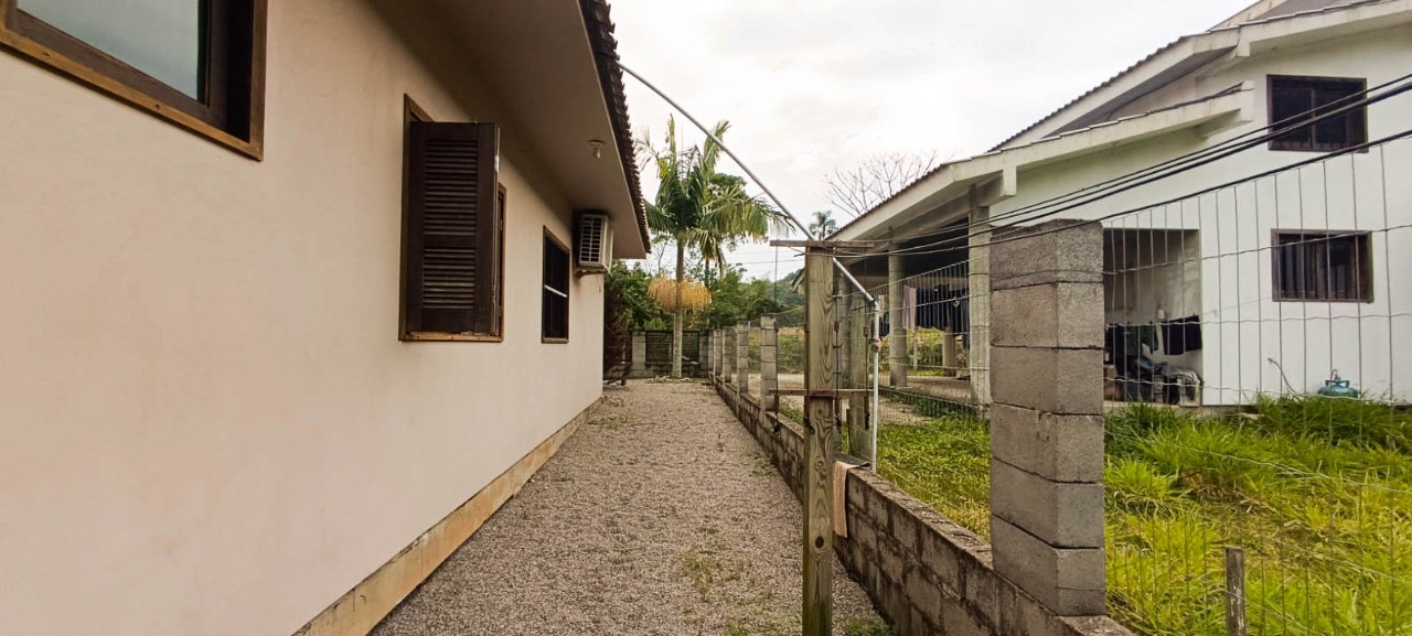Imóvel Residencial à Venda em Garopaba-SC - 3 Quartos, 1 Suíte, 4 Vagas de Garagem e 170m² de Área