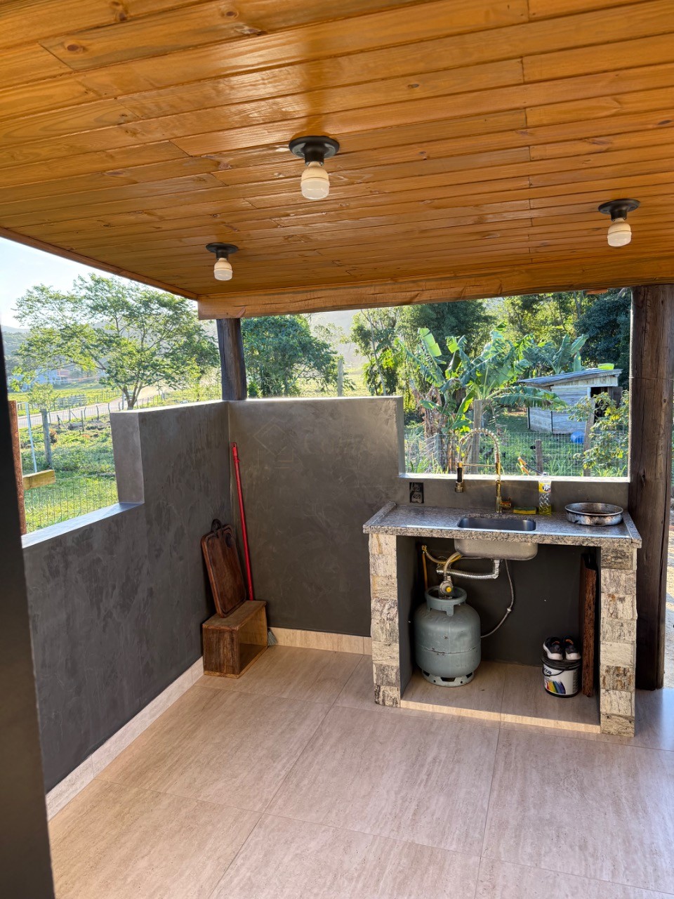 Imperdível residência à venda em Garopaba-SC, bairro Ressacada: 3 quartos, 2 salas, 5 vagas e 980m² de área!