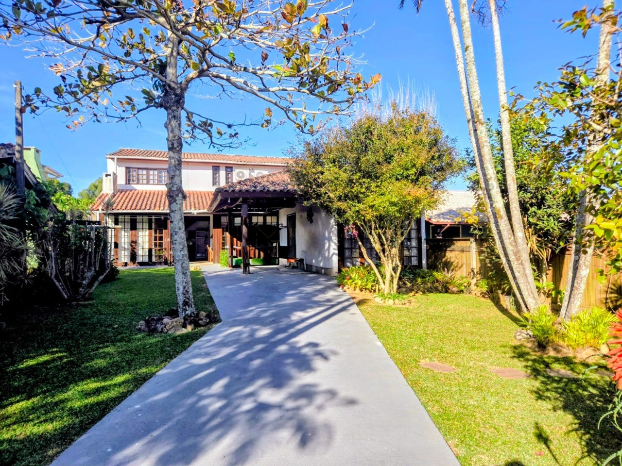 Imperdível! Casa à venda em Garopaba-SC, Centro: 4 quartos, 1 suíte, 2 salas, 3 banheiros, 2 vagas de garagem, 110m².