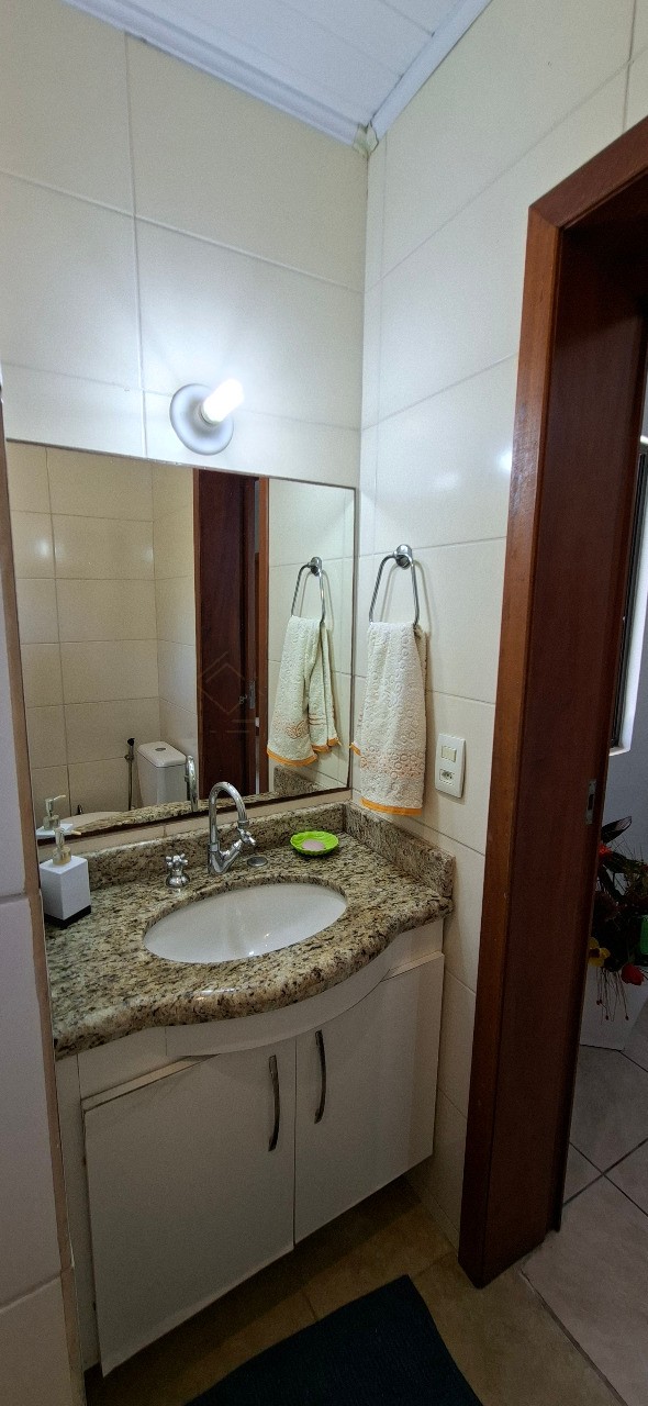 Imperdível casa à venda no Centro de Garopaba-SC com 5 quartos, 1 sala, 2 banheiros, 2 vagas de garagem!