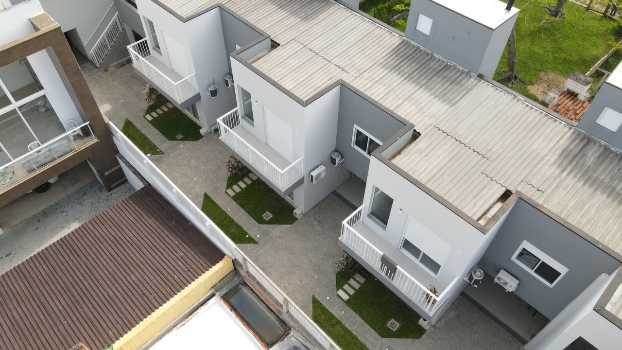 Sobrados no Centro de Garopaba: Casa à venda com 2 quartos, 2 banheiros e 91,37 m² - A partir de R$ 919 mil!