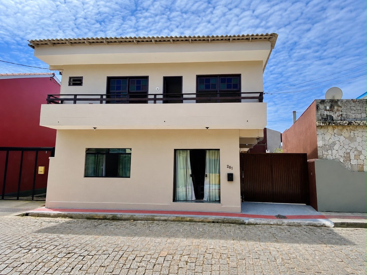 Imperdível Residencial à Venda em Garopaba-SC no Centro Histórico: 10 Quartos, 2 Suítes, 5 Vagas, 172m² de Área. Ideal para Pousada e Locação.