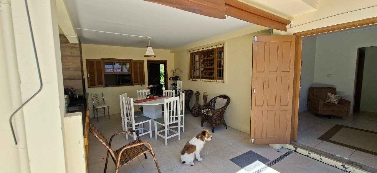Imperdível casa à venda no Centro de Garopaba-SC com 5 quartos, 1 sala, 2 banheiros, 2 vagas de garagem!