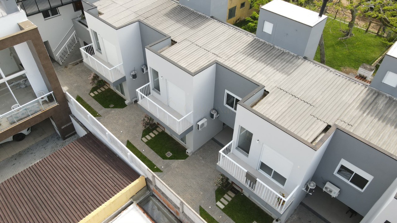 Sobrados no Centro de Garopaba: Casa à venda com 2 quartos, 2 banheiros e 91,37 m² - A partir de R$ 919 mil!