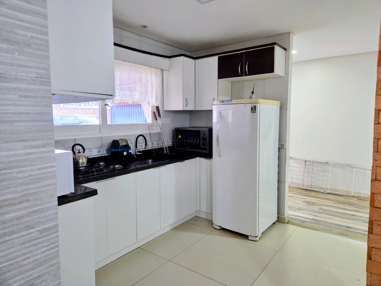 Casa à Venda em Garopaba-SC, Centro: 7 Quartos, 1 Suíte, 4 Salas, 5 Banheiros, 6 Vagas de Garagem - 346m² de Área