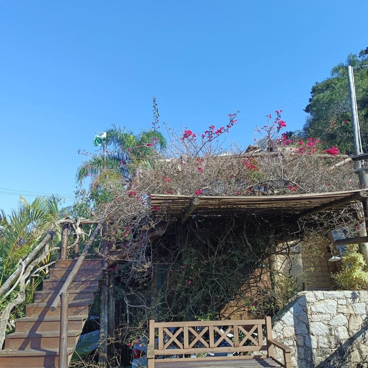 Casa à venda em Garopaba-SC, bairro Ferraz. 3 quartos, 2 suítes, 1 sala, 3 banheiros, 2 vagas de garagem. Aproveite!
