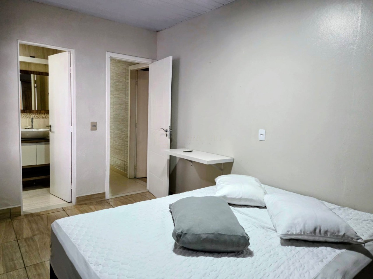 Casa à Venda em Garopaba-SC, Centro: 7 Quartos, 1 Suíte, 4 Salas, 5 Banheiros, 6 Vagas de Garagem - 346m² de Área