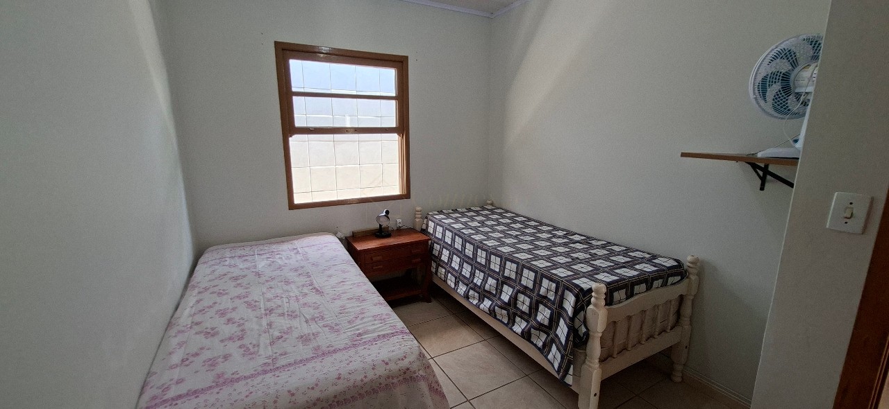 Imperdível casa à venda no Centro de Garopaba-SC com 5 quartos, 1 sala, 2 banheiros, 2 vagas de garagem!
