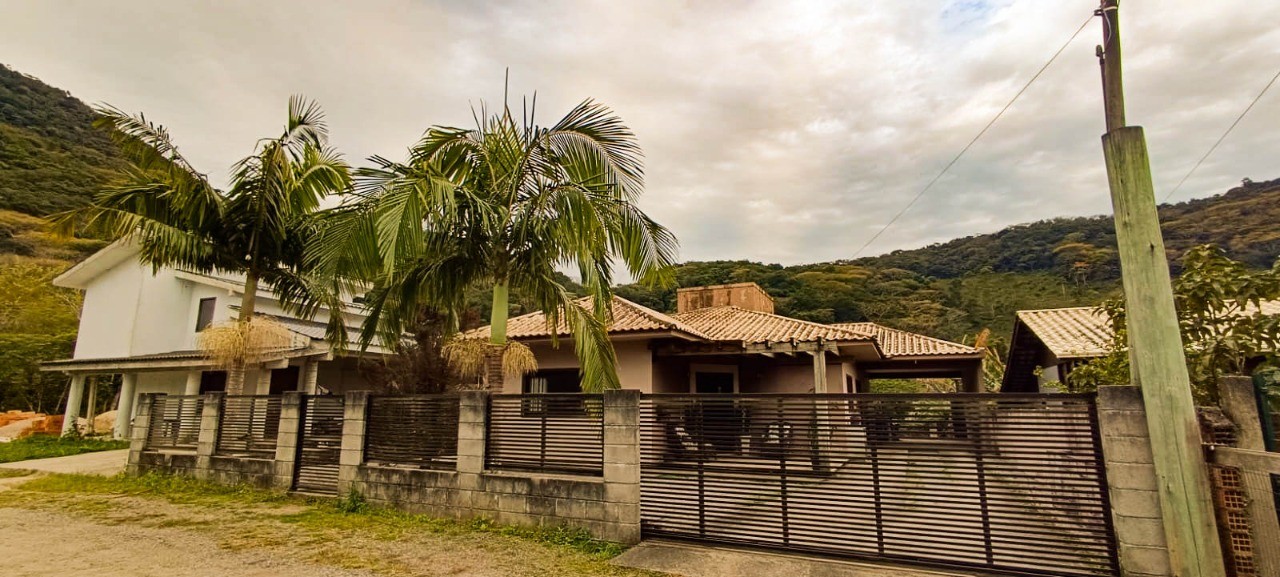 Imóvel Residencial à Venda em Garopaba-SC - 3 Quartos, 1 Suíte, 4 Vagas de Garagem e 170m² de Área