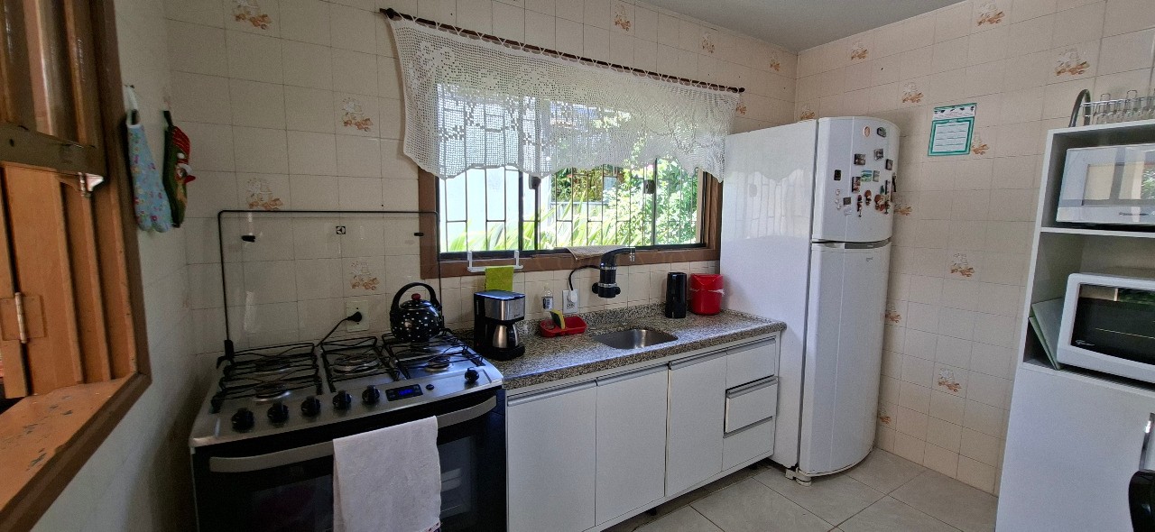 Imperdível casa à venda no Centro de Garopaba-SC com 5 quartos, 1 sala, 2 banheiros, 2 vagas de garagem!