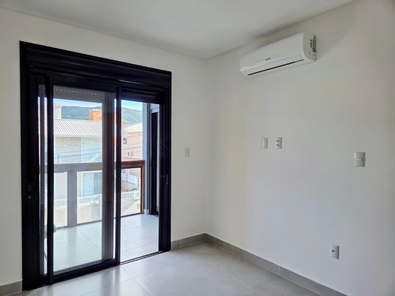 Casa à venda em Garopaba-SC, bairro Quinta dos Açores: 3 quartos, 1 suíte, 1 sala, 3 banheiros, garagem e 106,52 m².