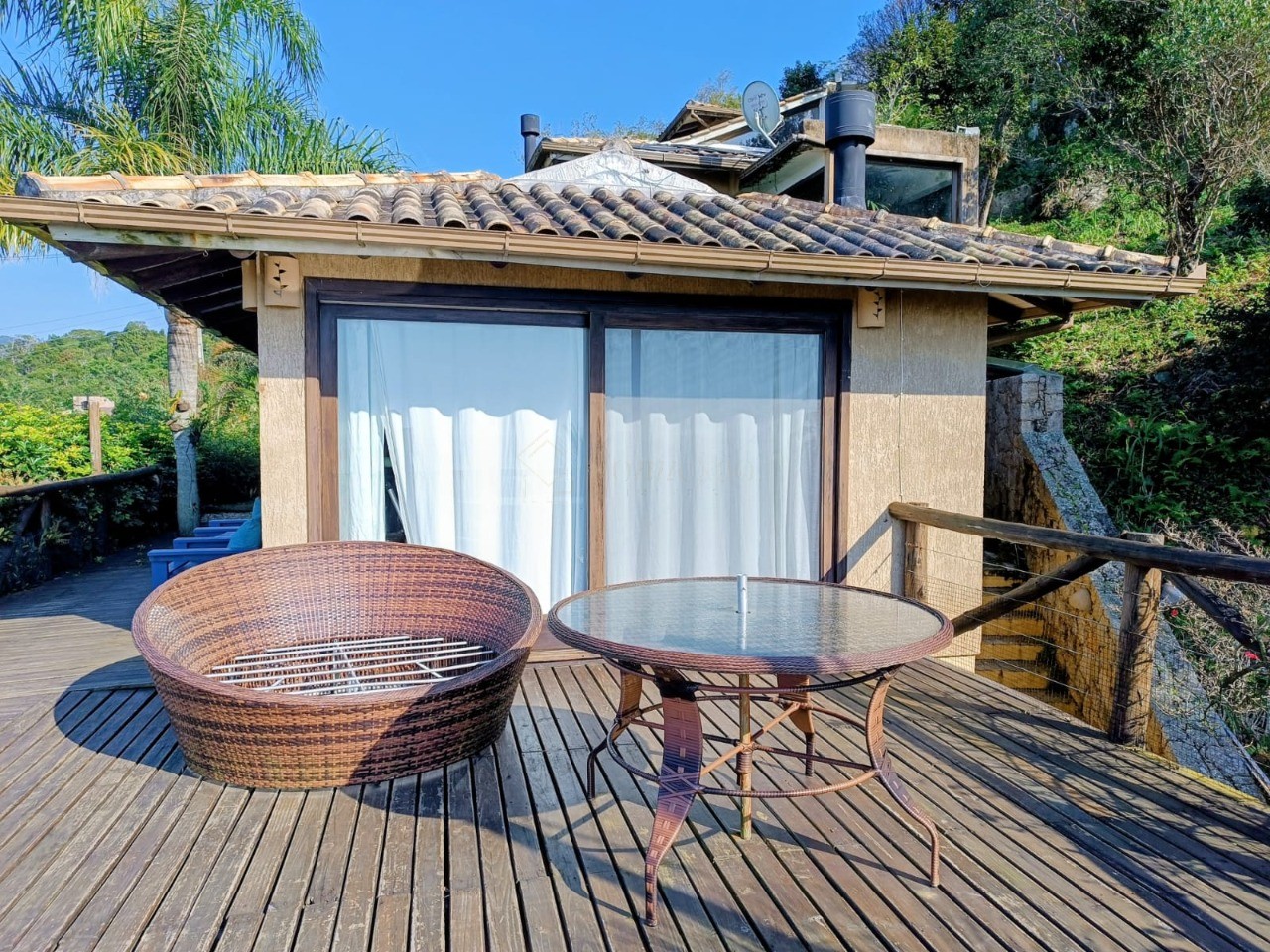 Casa à venda em Garopaba-SC, bairro Ferraz. 3 quartos, 2 suítes, 1 sala, 3 banheiros, 2 vagas de garagem. Aproveite!