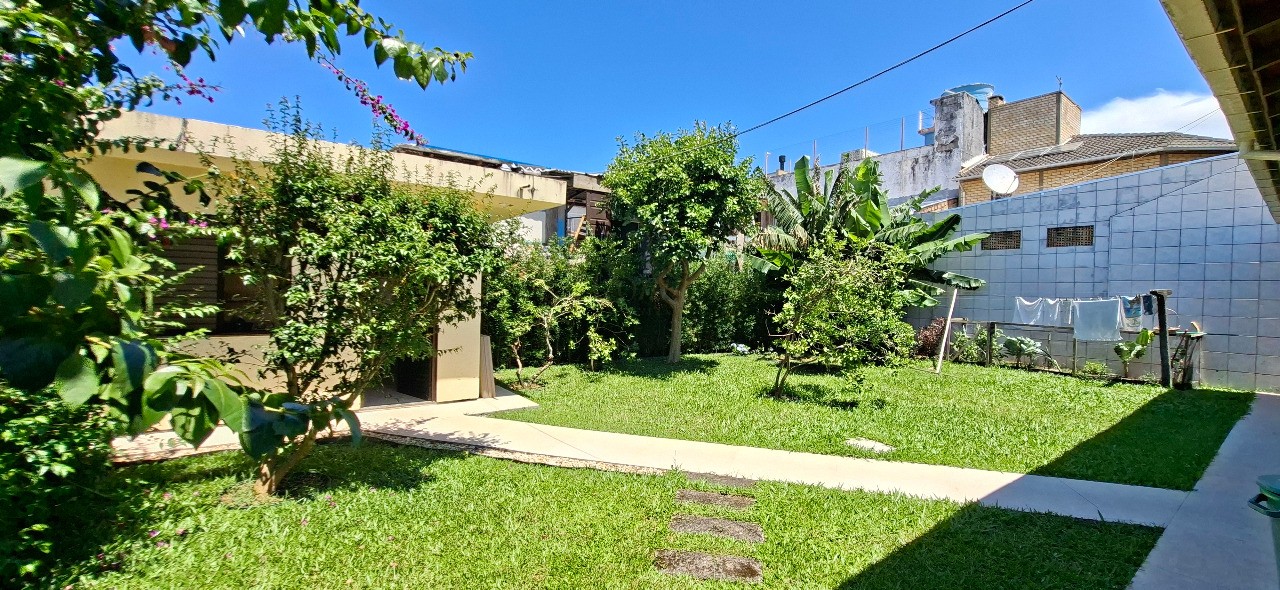 Imperdível casa à venda no Centro de Garopaba-SC com 5 quartos, 1 sala, 2 banheiros, 2 vagas de garagem!
