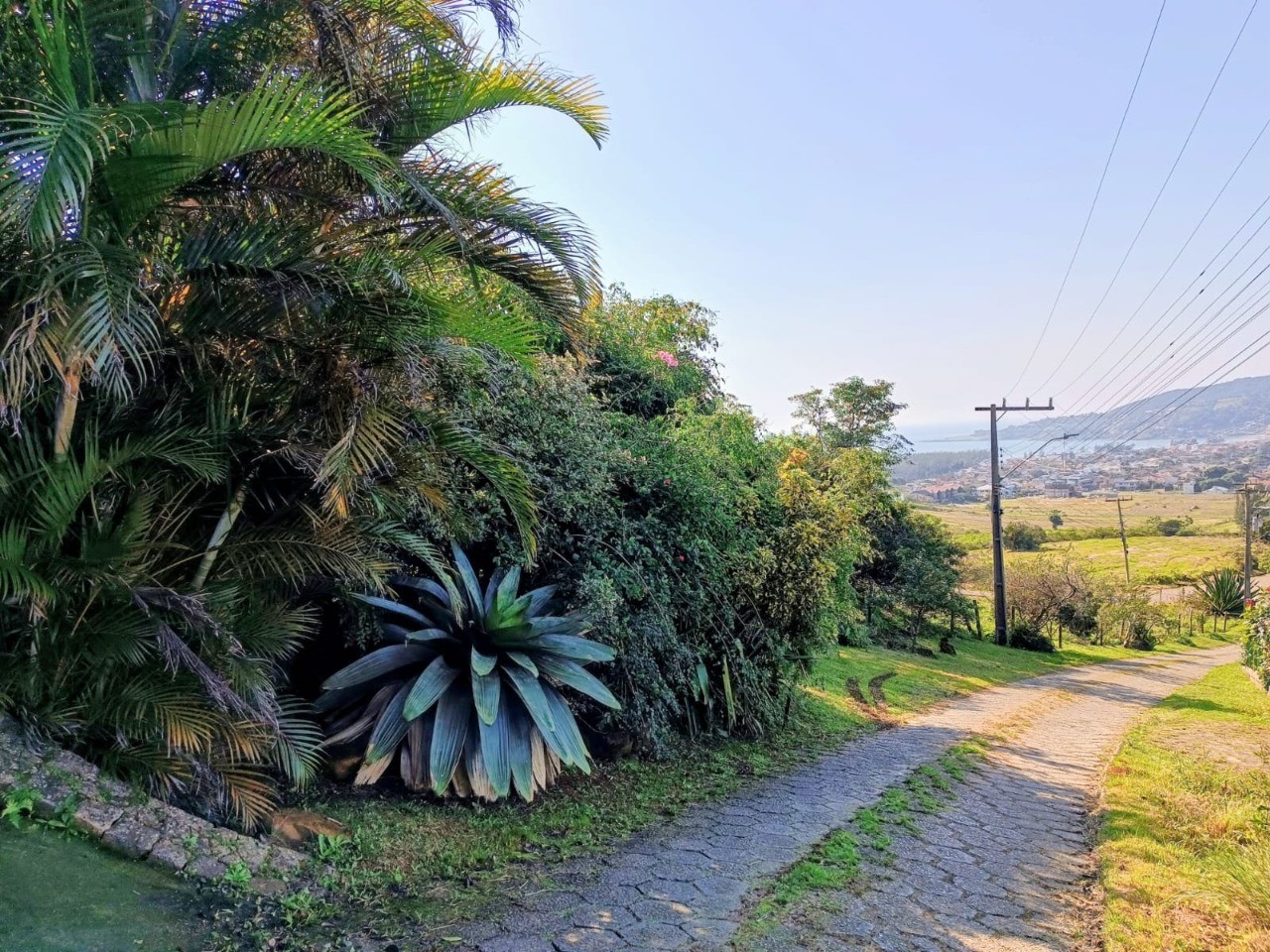 Casa à venda em Garopaba-SC, bairro Ferraz. 3 quartos, 2 suítes, 1 sala, 3 banheiros, 2 vagas de garagem. Aproveite!