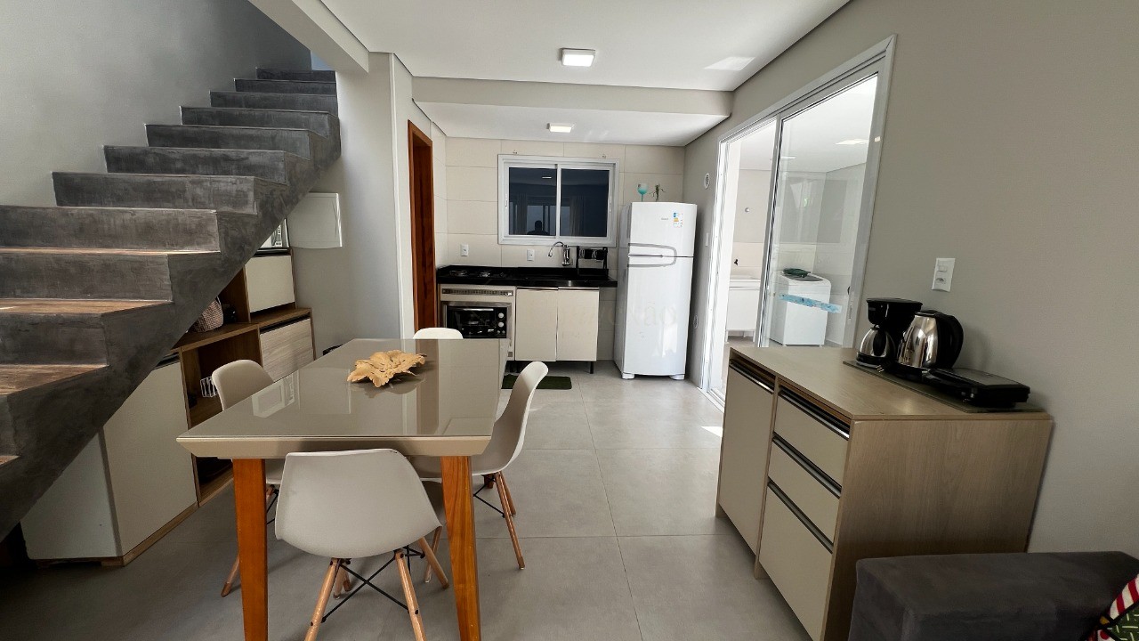 Sobrados no centro de garopaba: casa à venda com 2 quartos, 
