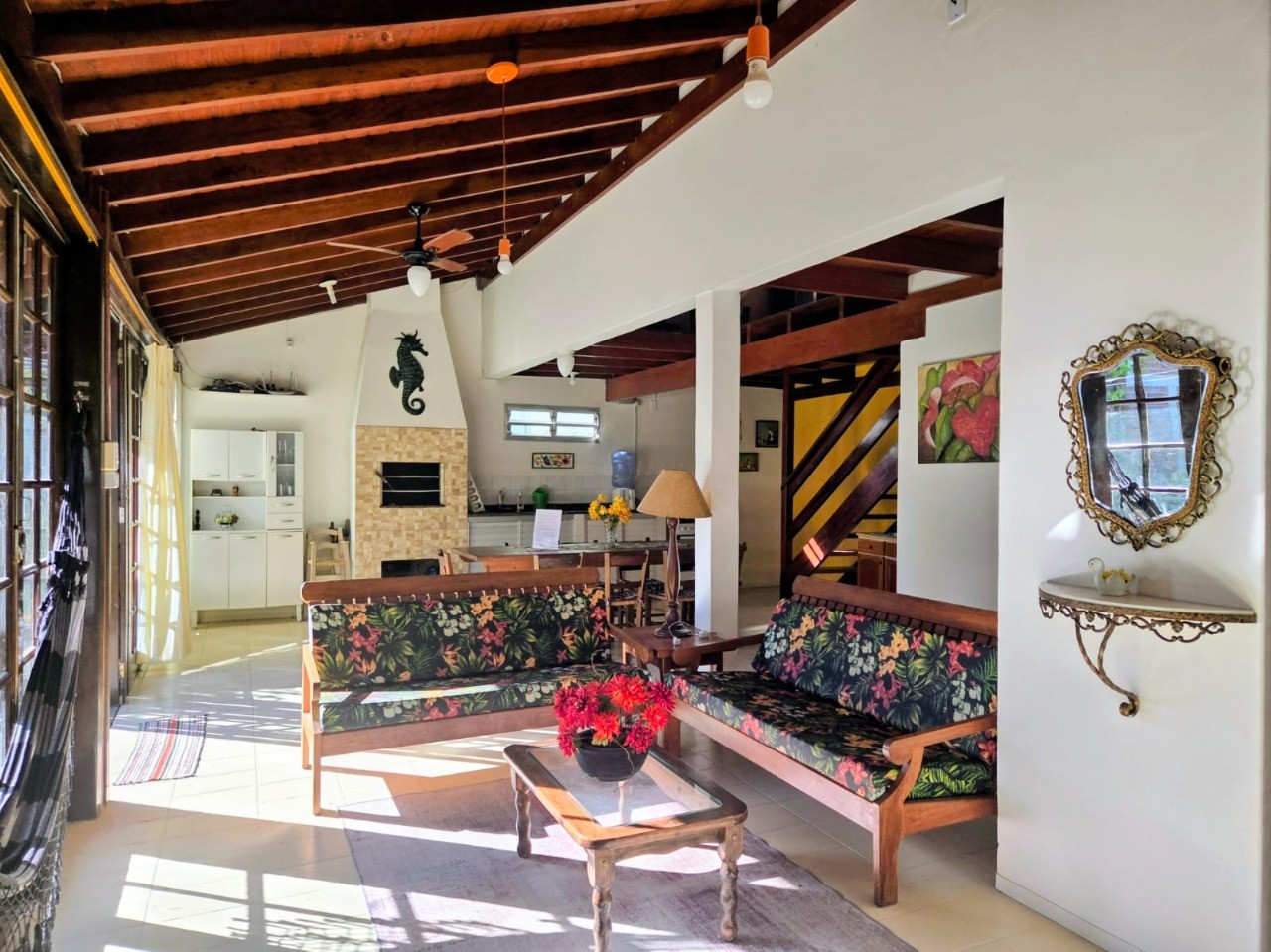 Imperdível! Casa à venda em Garopaba-SC, Centro: 4 quartos, 1 suíte, 2 salas, 3 banheiros, 2 vagas de garagem, 110m².