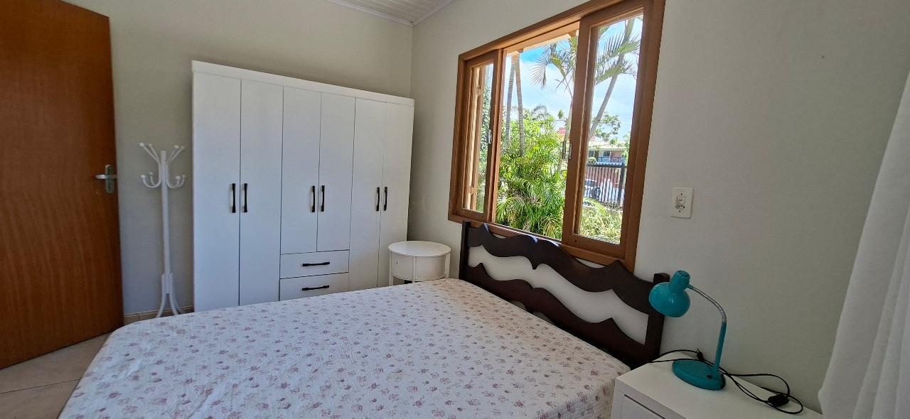 Imperdível casa à venda no Centro de Garopaba-SC com 5 quartos, 1 sala, 2 banheiros, 2 vagas de garagem!