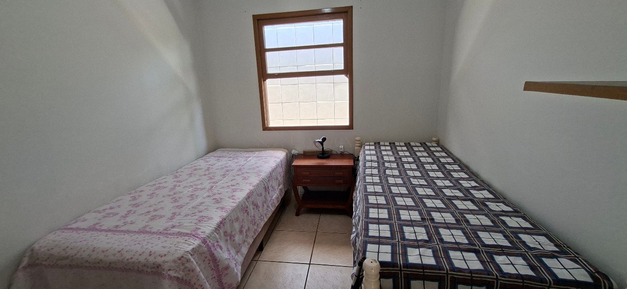 Imperdível casa à venda no Centro de Garopaba-SC com 5 quartos, 1 sala, 2 banheiros, 2 vagas de garagem!