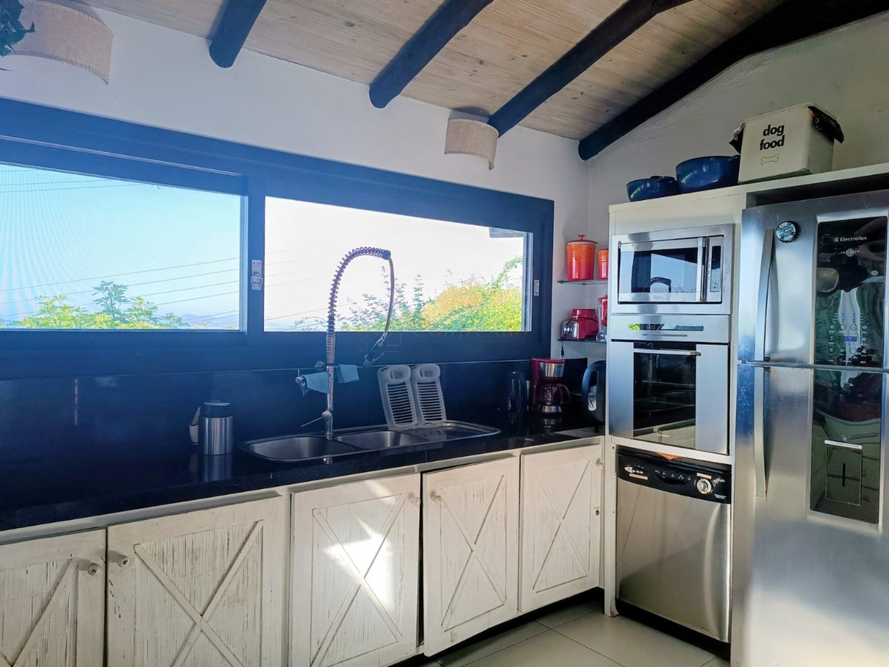 Casa à venda em Garopaba-SC, bairro Ferraz. 3 quartos, 2 suítes, 1 sala, 3 banheiros, 2 vagas de garagem. Aproveite!