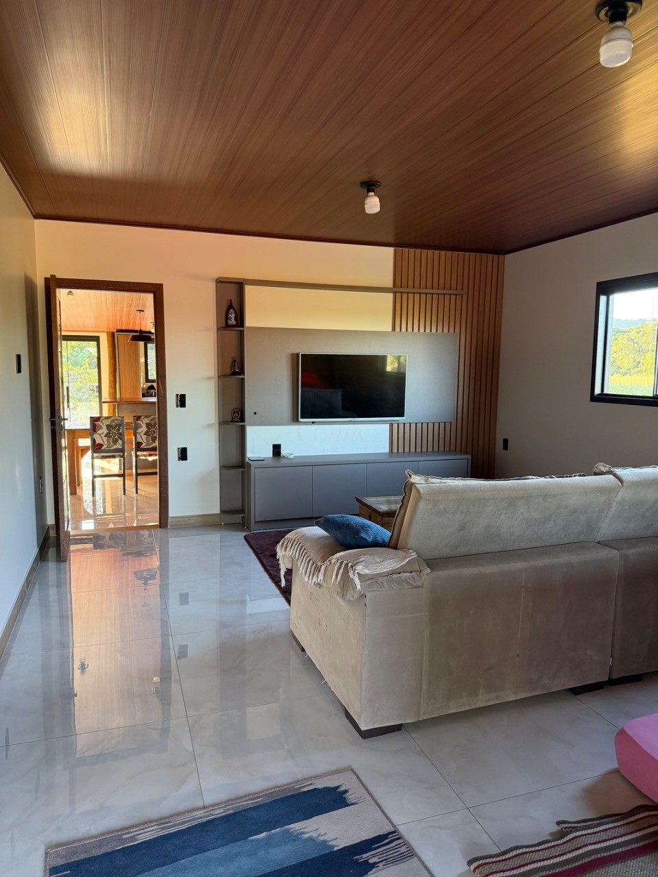 Imperdível residência à venda em Garopaba-SC, bairro Ressacada: 3 quartos, 2 salas, 5 vagas e 980m² de área!