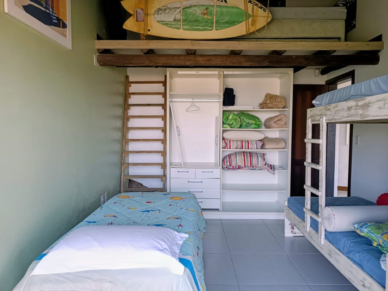 Casa à venda em Garopaba-SC, bairro Ferraz. 3 quartos, 2 suítes, 1 sala, 3 banheiros, 2 vagas de garagem. Aproveite!