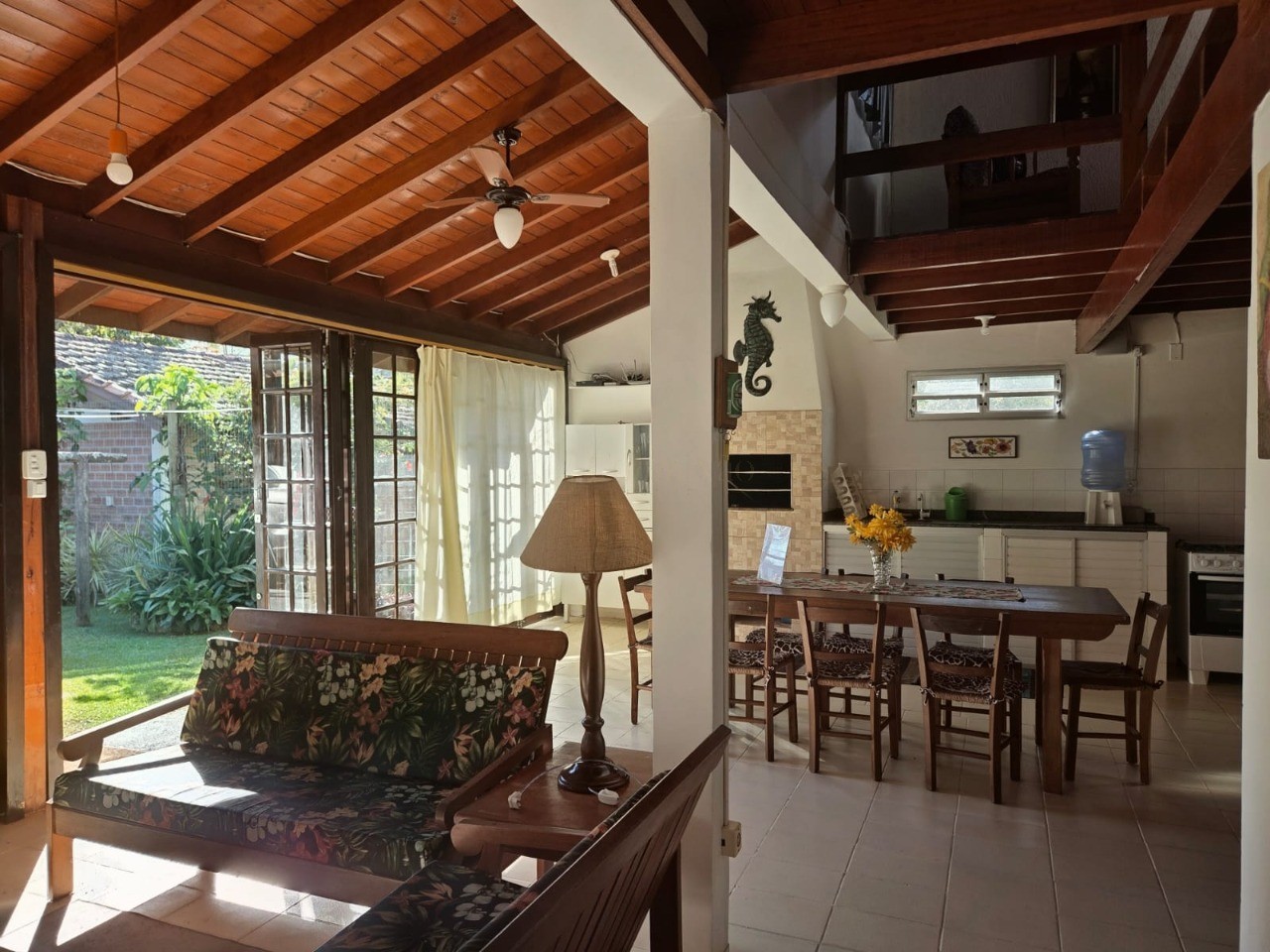 Imperdível! Casa à venda em Garopaba-SC, Centro: 4 quartos, 1 suíte, 2 salas, 3 banheiros, 2 vagas de garagem, 110m².