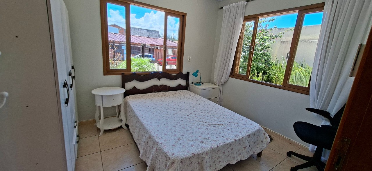 Imperdível casa à venda no Centro de Garopaba-SC com 5 quartos, 1 sala, 2 banheiros, 2 vagas de garagem!