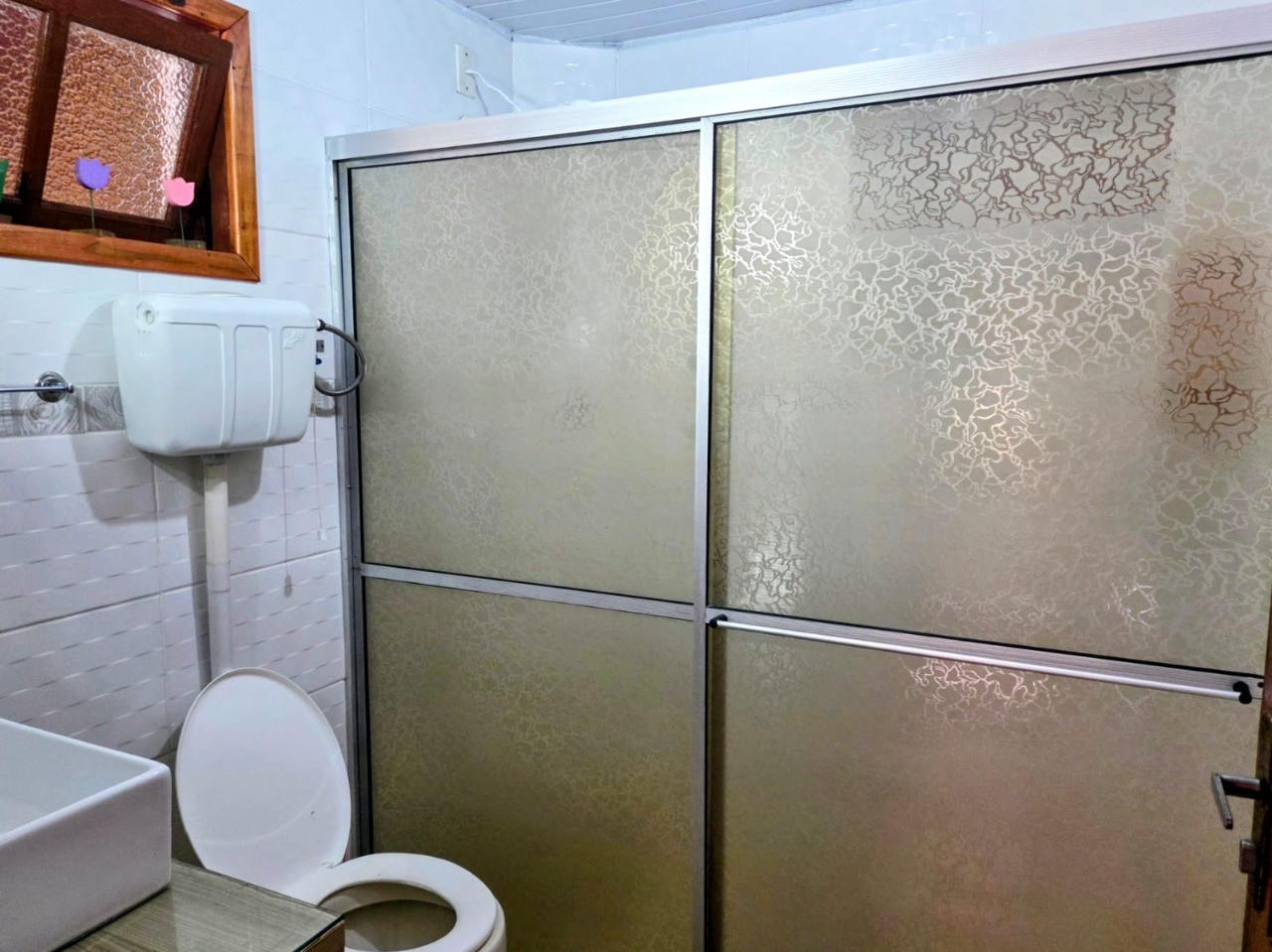 Imperdível! Casa à venda em Garopaba-SC, Centro: 4 quartos, 1 suíte, 2 salas, 3 banheiros, 2 vagas de garagem, 110m².