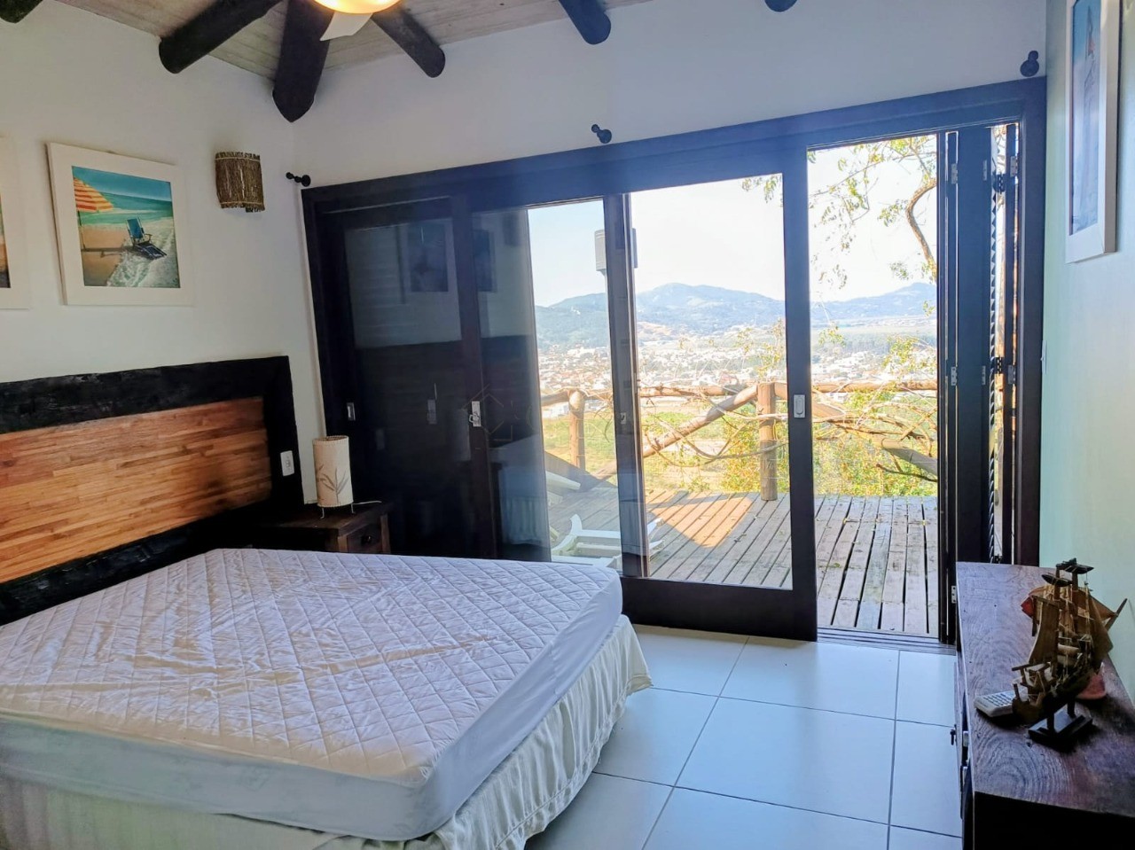 Casa à venda em Garopaba-SC, bairro Ferraz. 3 quartos, 2 suítes, 1 sala, 3 banheiros, 2 vagas de garagem. Aproveite!