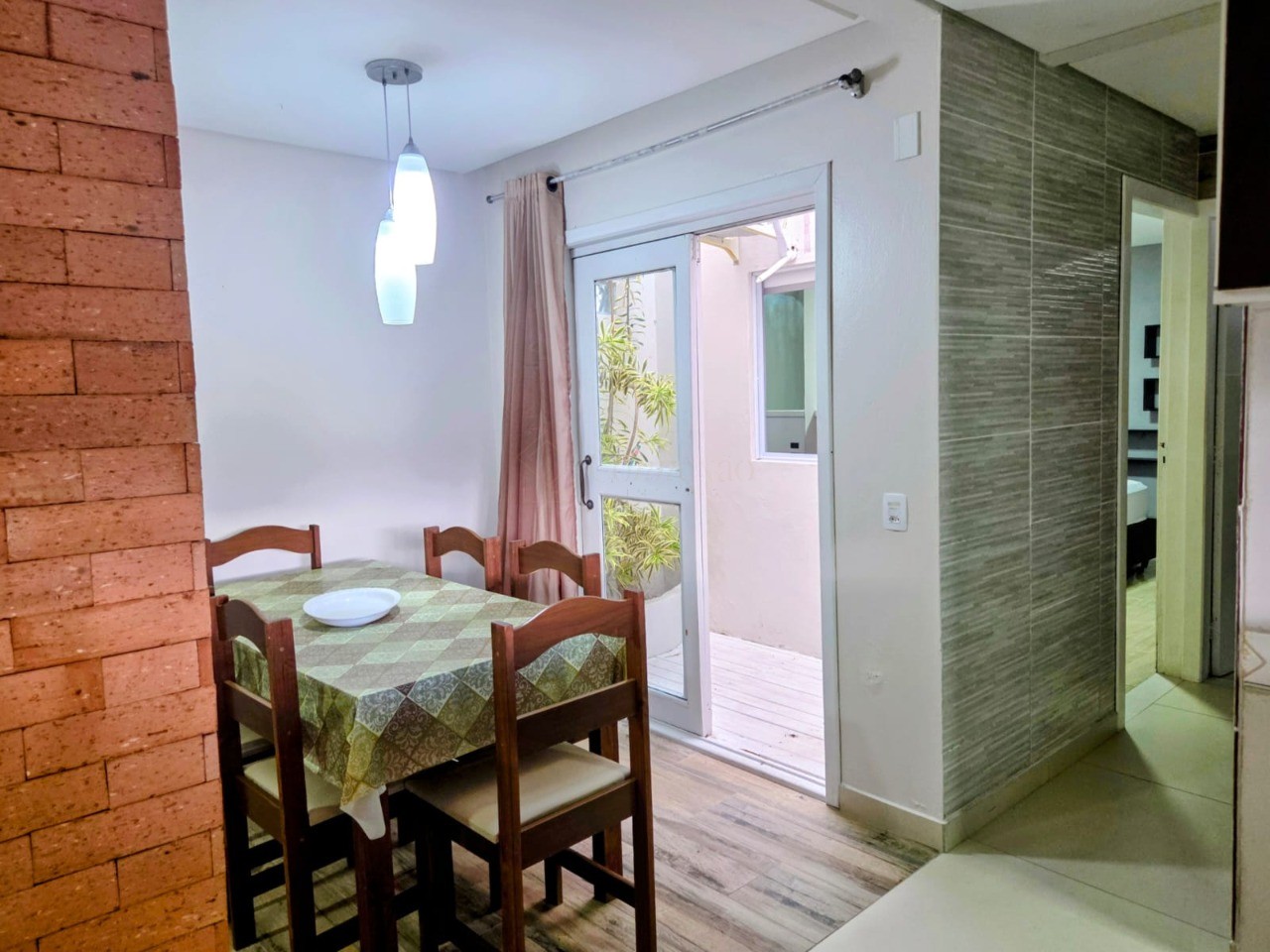 Casa à Venda em Garopaba-SC, Centro: 7 Quartos, 1 Suíte, 4 Salas, 5 Banheiros, 6 Vagas de Garagem - 346m² de Área