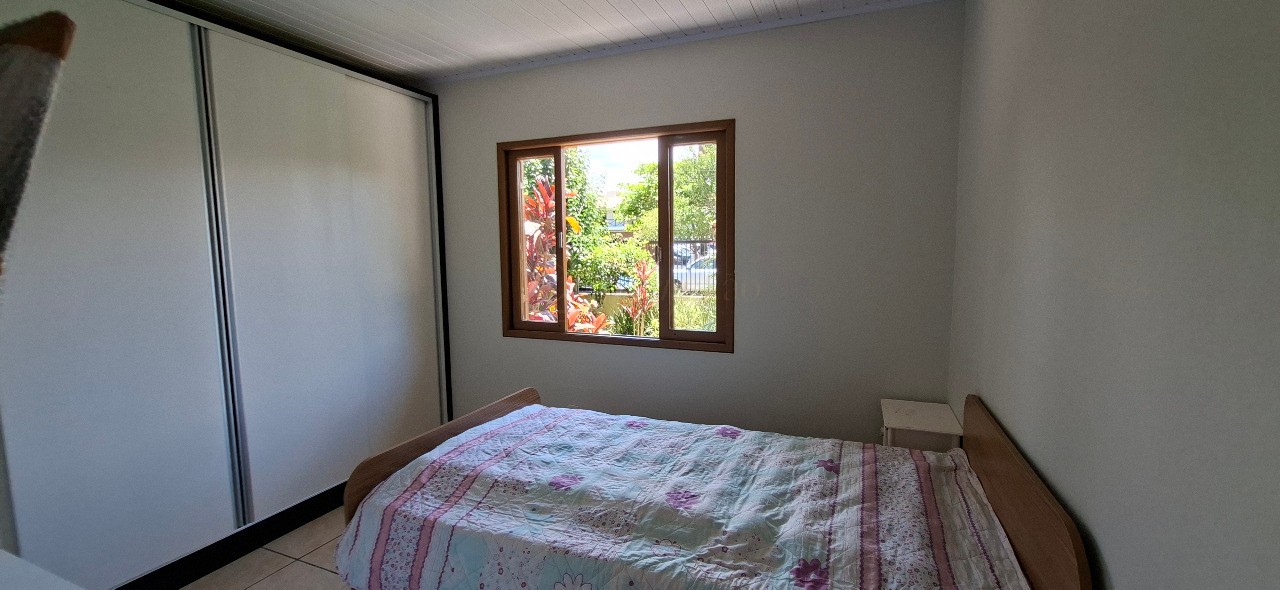 Imperdível casa à venda no Centro de Garopaba-SC com 5 quartos, 1 sala, 2 banheiros, 2 vagas de garagem!