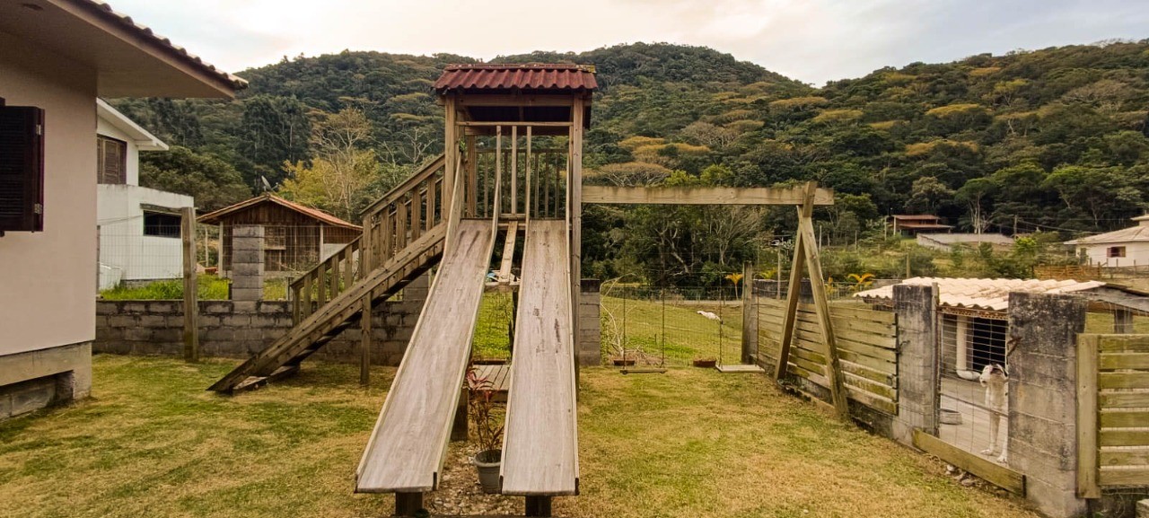 Imóvel Residencial à Venda em Garopaba-SC - 3 Quartos, 1 Suíte, 4 Vagas de Garagem e 170m² de Área