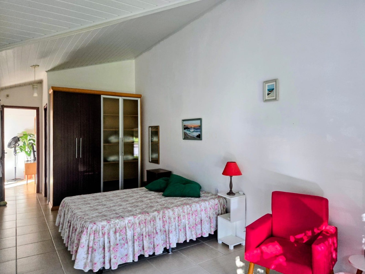 Imperdível! Casa à venda em Garopaba-SC, Centro: 4 quartos, 1 suíte, 2 salas, 3 banheiros, 2 vagas de garagem, 110m².