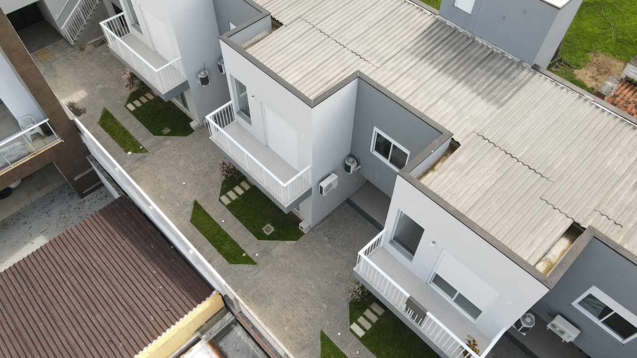 Sobrados no Centro de Garopaba: Casa à venda com 2 quartos, 2 banheiros e 91,37 m² - A partir de R$ 919 mil!