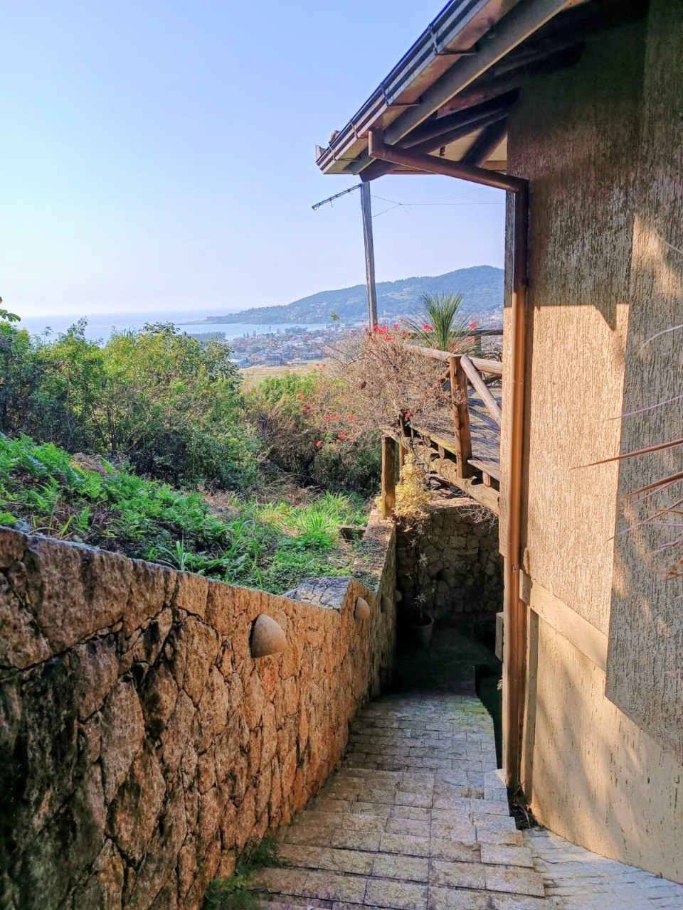 Casa à venda em Garopaba-SC, bairro Ferraz. 3 quartos, 2 suítes, 1 sala, 3 banheiros, 2 vagas de garagem. Aproveite!