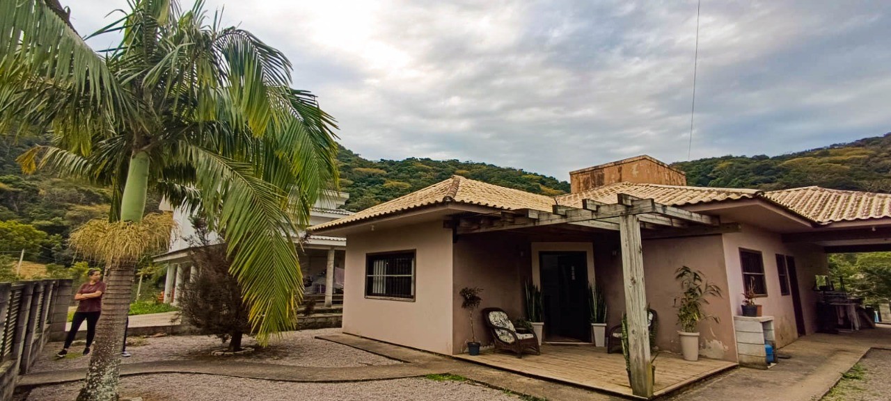Imóvel Residencial à Venda em Garopaba-SC - 3 Quartos, 1 Suíte, 4 Vagas de Garagem e 170m² de Área