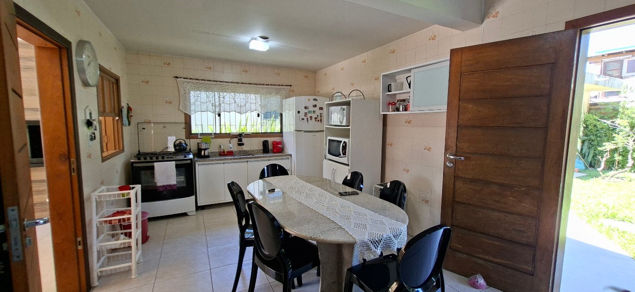 Imperdível casa à venda no Centro de Garopaba-SC com 5 quartos, 1 sala, 2 banheiros, 2 vagas de garagem!