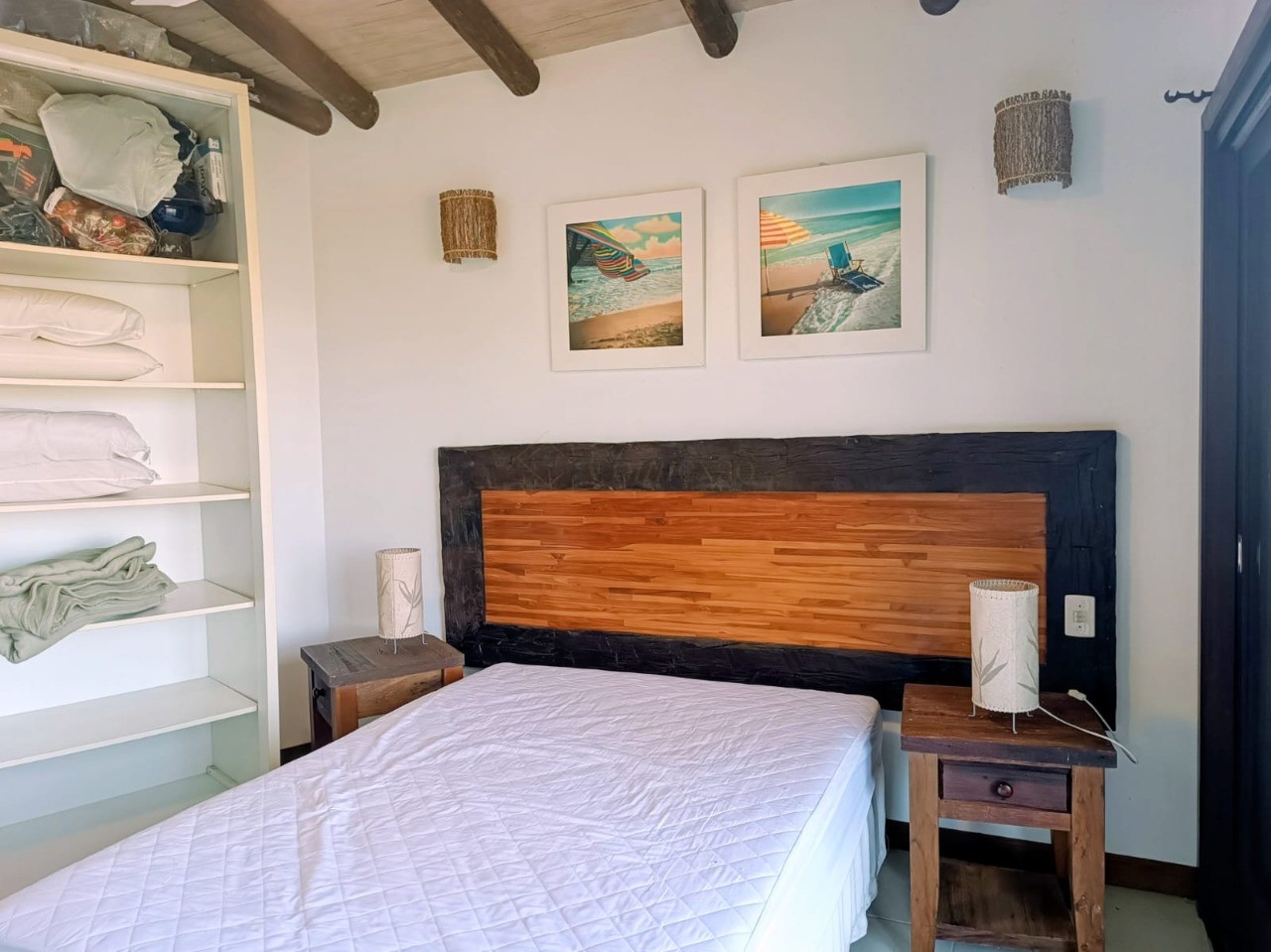 Casa à venda em Garopaba-SC, bairro Ferraz. 3 quartos, 2 suítes, 1 sala, 3 banheiros, 2 vagas de garagem. Aproveite!