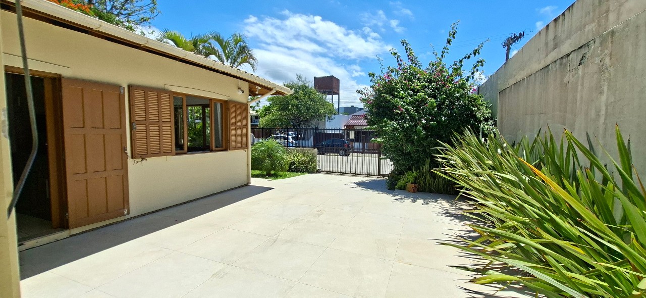 Imperdível casa à venda no Centro de Garopaba-SC com 5 quartos, 1 sala, 2 banheiros, 2 vagas de garagem!