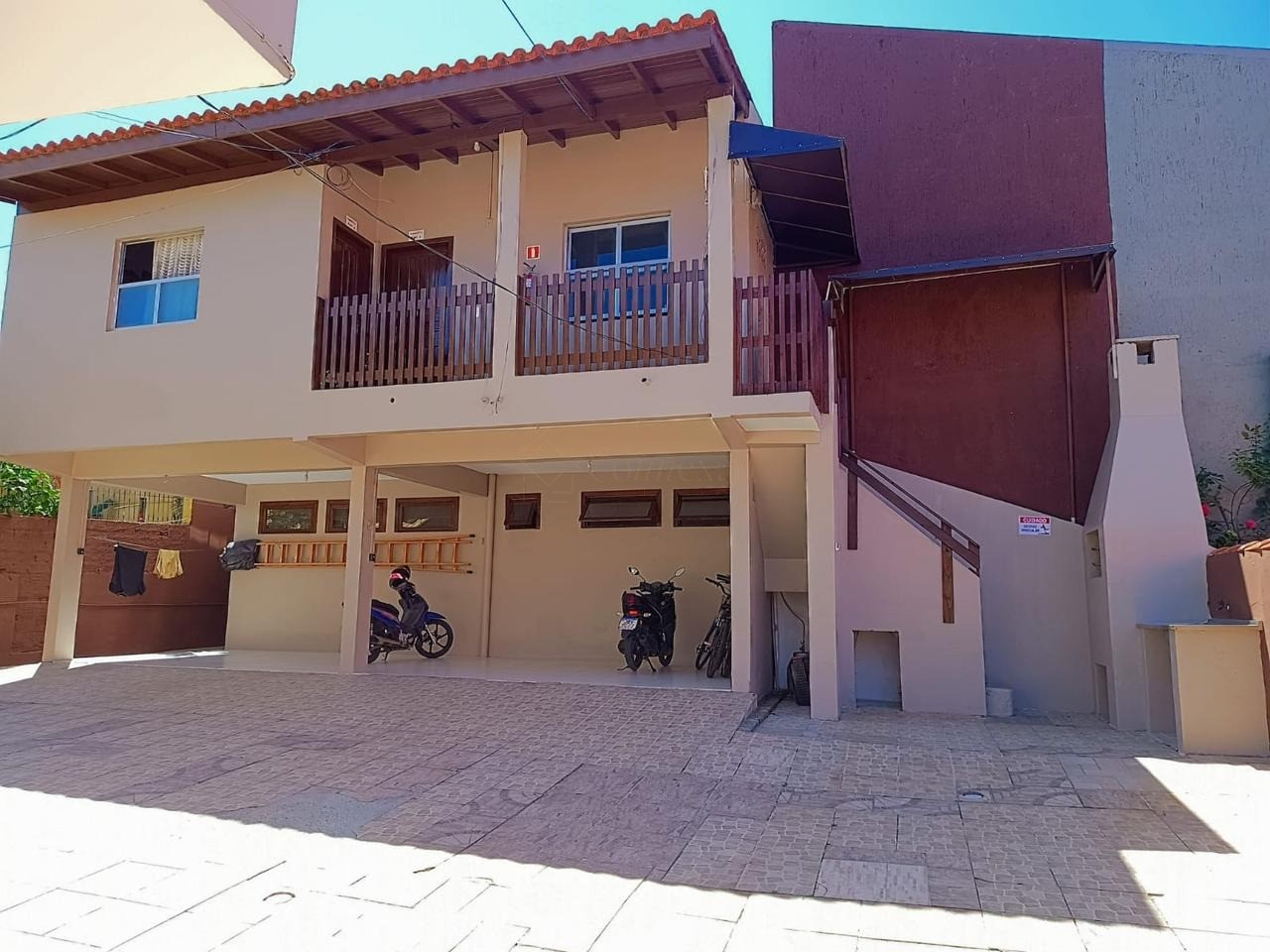 Imperdível Residencial à Venda em Garopaba-SC no Centro Histórico: 10 Quartos, 2 Suítes, 5 Vagas, 172m² de Área. Ideal para Pousada e Locação.