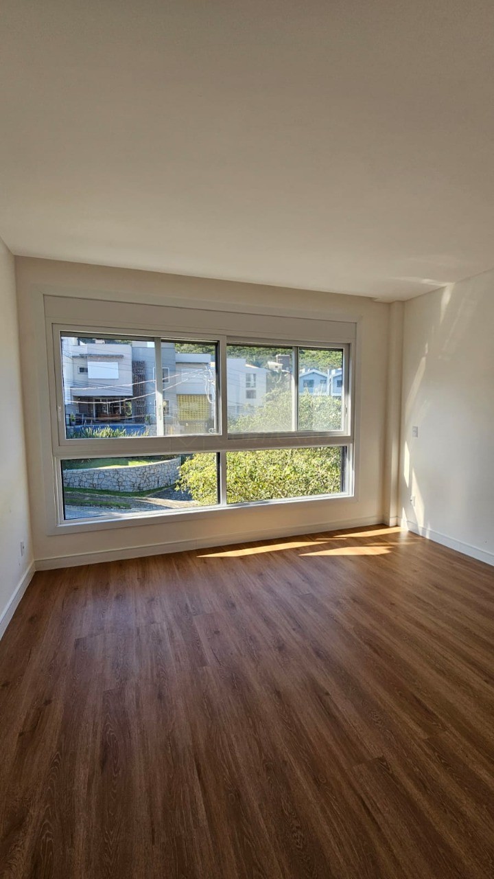 Casa de luxo à venda em Garopaba-SC, no Centro: 3 suítes, 2 salas, 3.5 banheiros, 2 vagas de garagem, 163m².