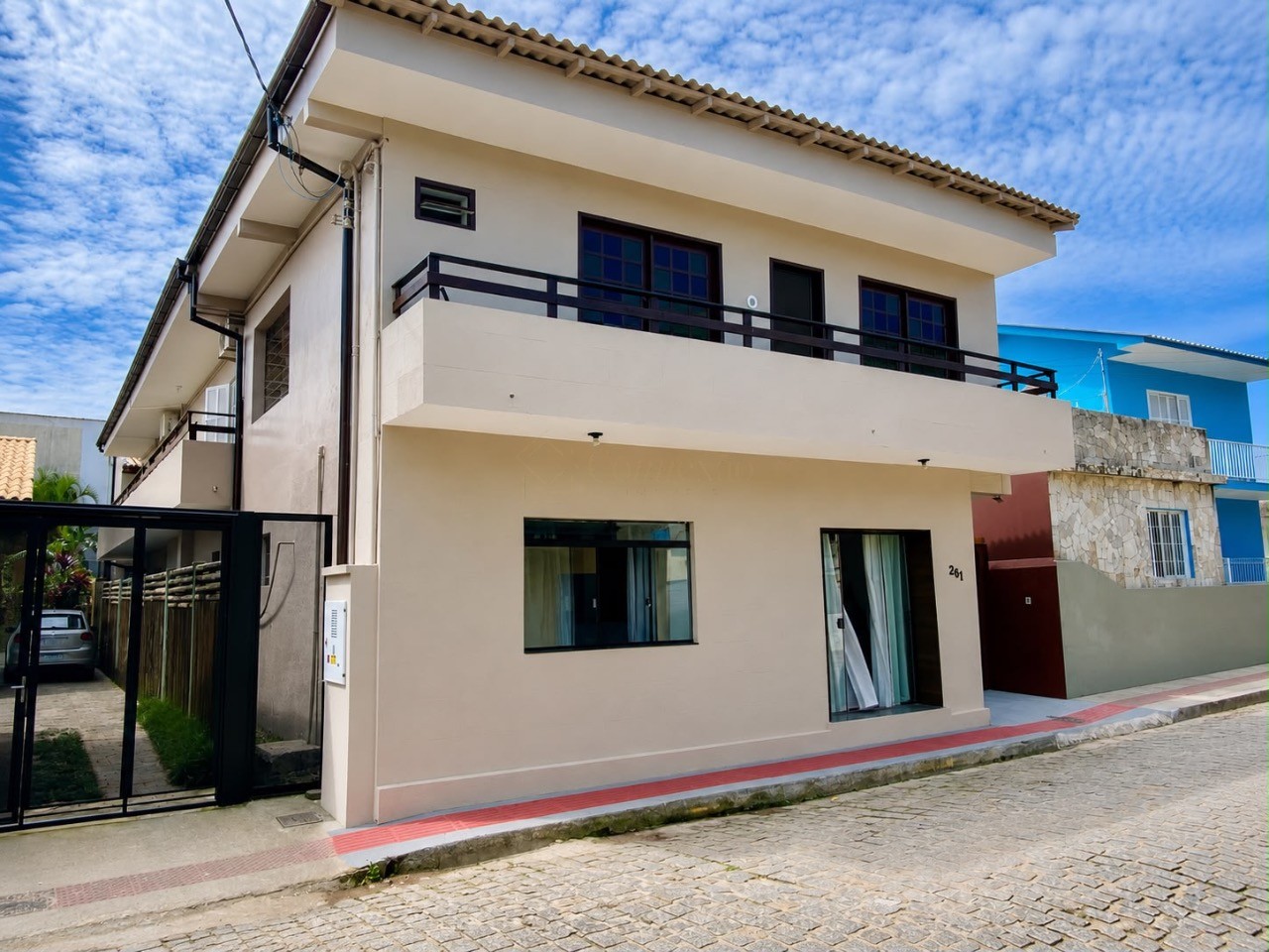Imperdível Residencial à Venda em Garopaba-SC no Centro Histórico: 10 Quartos, 2 Suítes, 5 Vagas, 172m² de Área. Ideal para Pousada e Locação.
