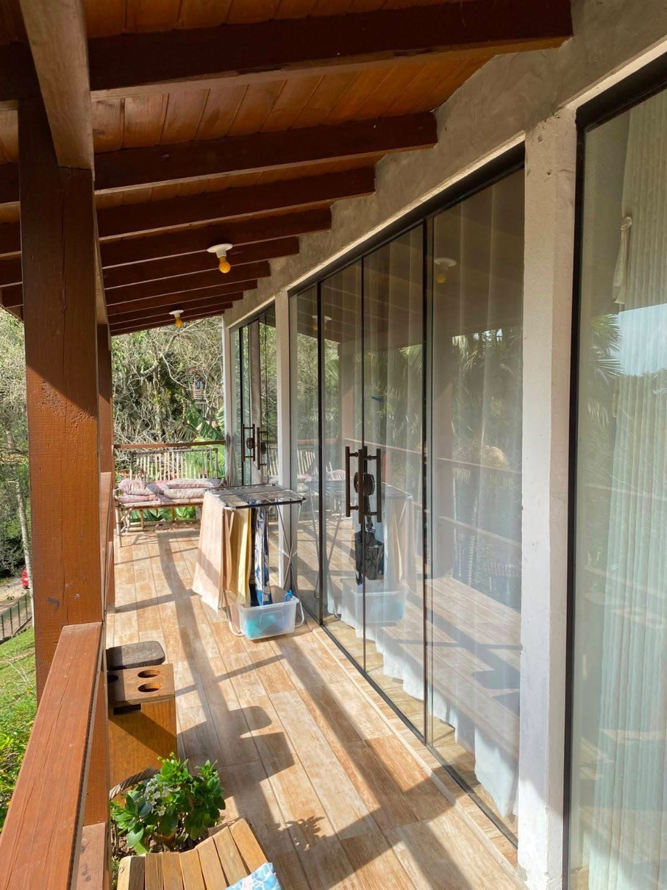 Casa com piscina e vista para lagoa