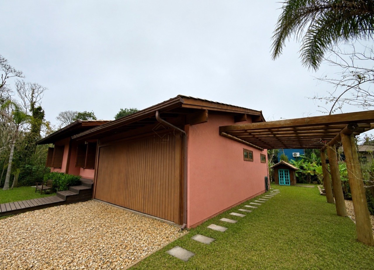 Casa mobiliada no condomínio maranata em frente à surfland b