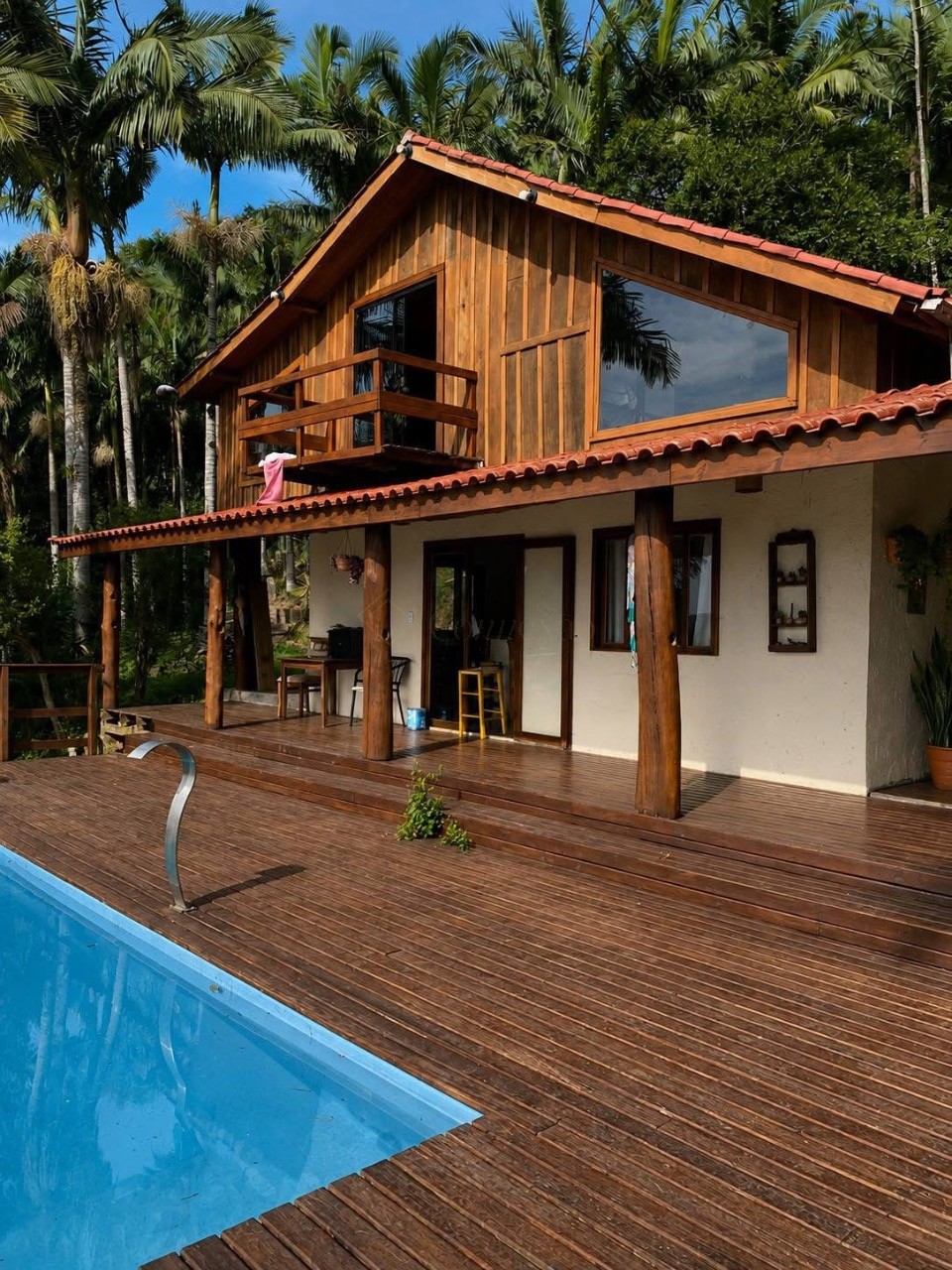 Casa com piscina e vista para lagoa